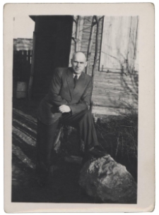 Bolesław Marciszewski przed domem, ul. Starobojarska 21, Białystok, lata 50. XX w.