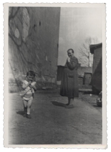Kobieta i dziecko przed domem, ul. Starobojarska 21, Białystok, 1962 r.