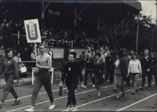 Reprezentacja Związku Zawodowego Pracowników Państwowych i Społecnych na stadionie w Zwierzyńcu, Aleja gen. K. Świerczewskiego, Białymstok, lata 60. XX w.