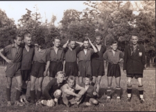 Drużyna juniorów Jagiellonii Białystok, Janusz Mozolewski trzeci z prawej, Białystok, druga połowa lat 50. XX w.