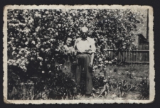 Michał i Helena Tyliccy w ogrodzie, ul. Słonimska 6, Białystok, lata 50. XX w.