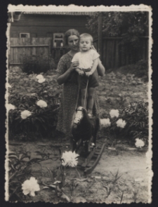 Roman i Michalina Tyliccy przed domem, ul. Słonimska 6, Białystok, 1935 r.