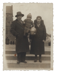 Roman Tylicki z wujostwem na spacerze, Rynek Kościuszki, Białystok, lata 30. XX w.