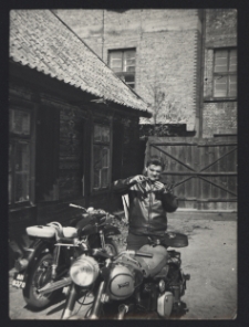 Roman Tylicki przed domem, ul. Słonimska 6, Białystok, lata 60. XX w.