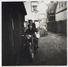 Mężczyzna i kobieta na motocyklu, ul. Starobojarska 5, Białystok, ok. 1960 r.