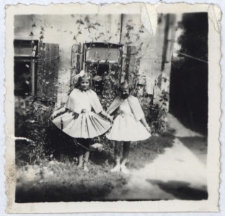 Dziewczynki przed domem, ul. Starobojarska 5, Białystok, lata 50. XX w.