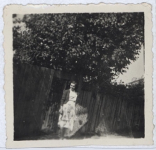 Kobieta w ogrodzie, ul. Obrębowa, Białystok, lata 50-60. XX w.