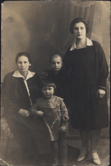 Anna Ołdziejewska, Eugeniusz i Zofia Kudzielanko oraz Marianna Kudzielanko, zdjęcie w atelier fotograficznym, Białystok, 1929 r.