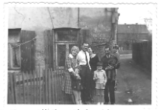 Zdjęcie rodzinne Ulman&oacute;w, ul. Starobojarska 5, Białystok, lata 40-50. XX w.