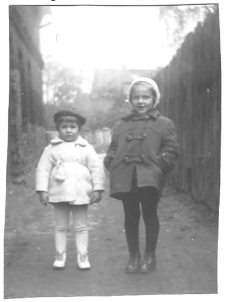 Zdjęcie dziewczynek przed domem, ul. Starobojarska 5, Białystok, lata 40-50. XX w.