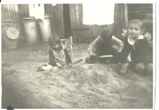 Dzieci bawiące się w piasku, ul. Starobojarska, Białystok, lata 50-60. XX w.