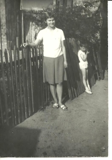 Kobieta z dzieckiem w ogrodzie, ul. Starobojarska, Białystok, lata 60-70. XX w.