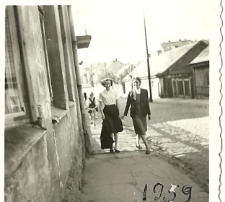 Spacerujące kobiety, ul Starobojarska, Białystok, 1959 r.