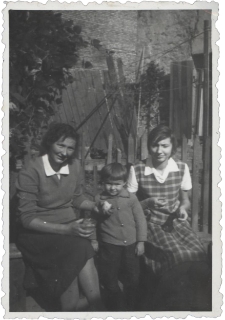 Zdjęcie rodzinne Ulman&oacute;w, ul. Starobojarska 5, Białystok, lata 60. XX w.