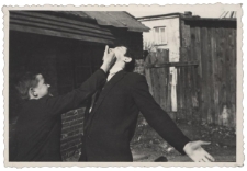 Zdjęcie mężczyzn przed domem, ul. Starobojarska 5, Białystok, lata 60. XX w.