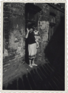 Kobieta z dzieckiem przed domem, ul. Starobojarska 5, Białystok, lata 60. XX w.