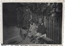 Dzieci na ławce w ogrodzie, ul. Starobojarska 5, Białystok, lata 60. XX w.