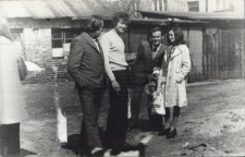 Zdjęcie rodzinne Ulmanów przed domem, ul. Starobojarska 5, Białystok, lata 60. XX w.