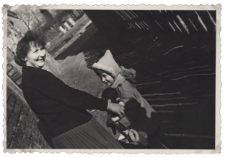 Kobieta z dzieckiem, ul. Starobojarska 5, Białystok, lata 60. XX w.