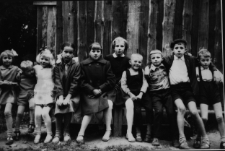 Walentyna Kozioł (trzecia z lewej) z dziećmi z okolicznych domów, ul. Staszica 6a, Białystok, 1959 r.