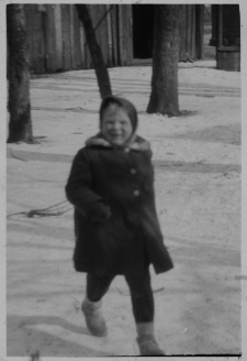 Walentyna Kozioł w ogrodzie, ul. Staszica 6a, Białystok, 1960 r.