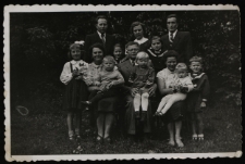 Walentyna Kozioł na kolanach u ojca, z tyłu matka Ludmiła Kozioł, obok siostra w marynarskim mundurku oraz inni mieszkańcy posesji przy ul. Staszica 6a, Białystok, 1956 r.