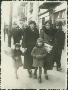 Ludwika Popławska z dziećmi (Basią i Januszem), ul. Lipowa, Białystok, 1936 r.