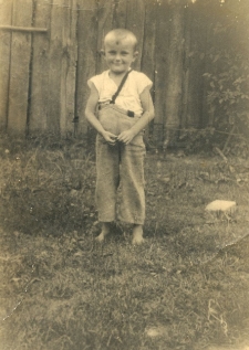 Janusz Popławski w ogrodzie, ul. Słonimska 35/2, Białystok, 1938 r.