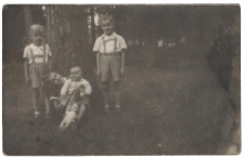 Wanda Seroka z braćmi i sąsiadką podczas pikniku w Parku Zwierzynieckim, Białystok, 1957-58 r.
