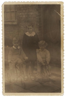 Wanda Seroka z braćmi na terenie Białostockich Zakład&oacute;w Metalowych Przemysłu Terenowego, ul. Starobojarska 32, Białystok, 1956-57 r.