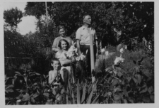 Wiktoria i Julian Sokołowscy z dziećmi Heleną i Michałem, w ogrodzie, ul. Wiktorii 3, Białystok, lata 30. XX w.