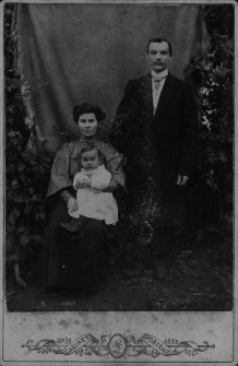 Julian i Wiktoria Sokołowscy z dzieckiem, początek XX w.