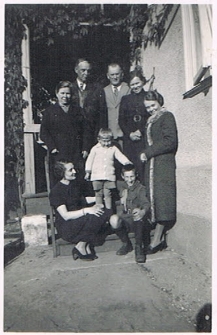 Zdjęcie rodzinne Skokołowskich, ganek domu przy ul. Wiktorii 3a, Białystok, lata 30. XX w.