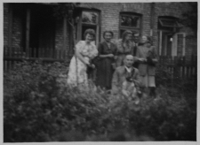 Zdjęcie rodzinne Prusów przed domem, ul. Staszica 10, Białystok, lata 30. XX w.