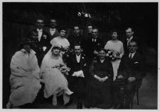 Zdjęcie ślubne Bronisławy Prus i Henryka Sowińskiego z gośćmi, ul. Koszykowa 4, Białystok, początek lat 20. XX w.