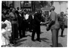 Uścisk dłoni podczas uroczystości, lata 20-30. XX w.