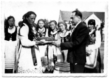 Henryk Sowiński witany chlebem i solą, lata 20-30. XX w.