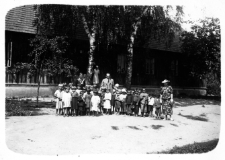 Zdjęcie grupowe z dziećmi, Henryk Sowiński z tyłu po środku, lata 20-30. XX w.