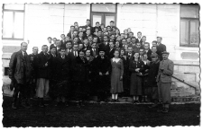 Zdjęcie grupowe na schodach, Henryk Sowiński w kapeluszu po środku w pierwszym rzędzie, lata 20-30. XX w.