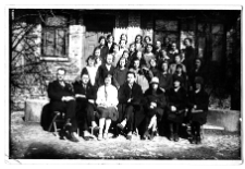 Henryk Sowiński pierwszy od lewej w pierwszym rzędzie, lata 20-30. XX w.