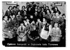 Opłatek Harcerski w Dąbrowie koło Tarnowa, Henryk Sowiński siedzi po środku, lata 20-30. XX w.