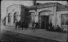 Żołnierze na stacji kolejowej w Grodnie, lata 20-30. XX w.