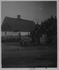 Żołnierze na samochodzie, przełom XIX-XX w.