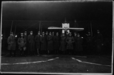 Żołnierze na tle samolotu, XX w.