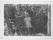 Od lewej: Eugenia Rynkiewicz, Irena Gułajska, w dolnym rzędzie Krystyna Gułajska, altanka w ogrodzie, ul. Skorupska 28, Białystok, lata 20-30. XX w.
