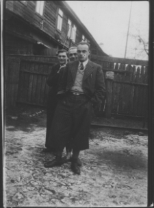 Henryk Koronkiewicz (z przodu) z kolegami, ul. Skorupska 28, Białystok, lata 20-30. XX w.