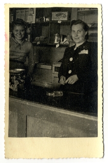 Kobiety za ladą sklepową, Białystok, XX w.