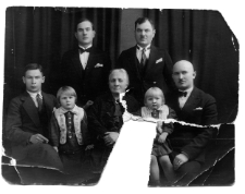 Zdjęcie rodzinne Rynkiewiczów w atelier fotograficznym, początek lat 30. XX w.