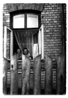Eugenia Rynkiewicz z córką Barbarą w oknie domu przy ul. Wiktorii 17, Białystok, lata 60. XX w.