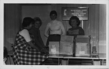 Przygotowywanie paczek świątecznych dla dzieci pracowników Fabryki Przyrządów i Uchwytów, ul. Łąkowa 3, Białystok, lata 70. XX w.